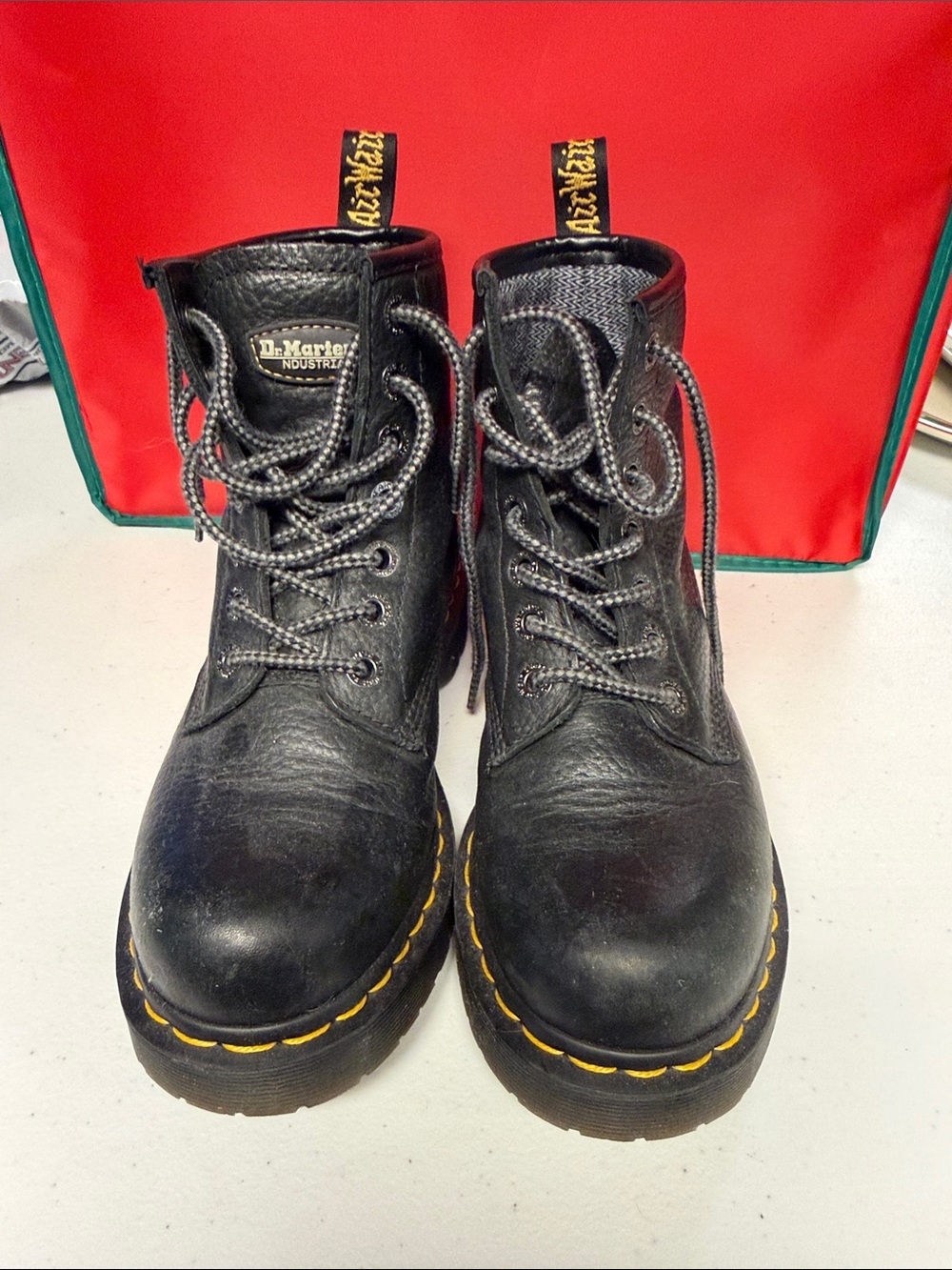 Men’s Dr. Martens Black Leather NDustria Lace-Up boots sz 6